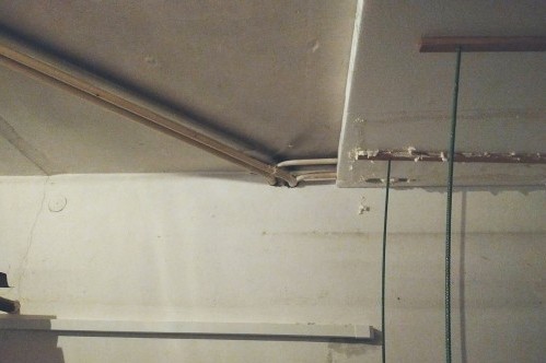 polystyrén na stropě